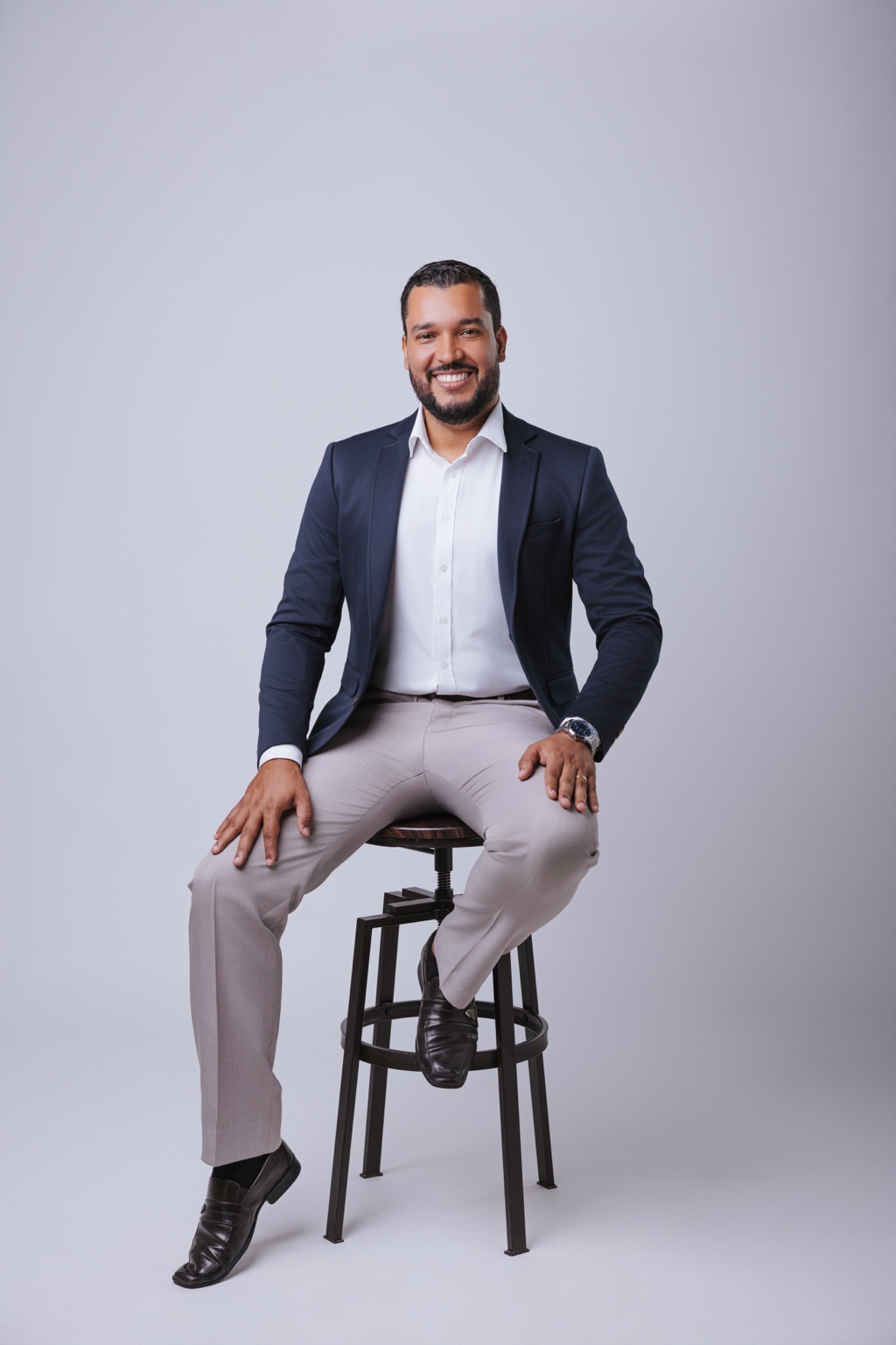 Natan Lopes em retrato profissional, com blazer azul-marinho