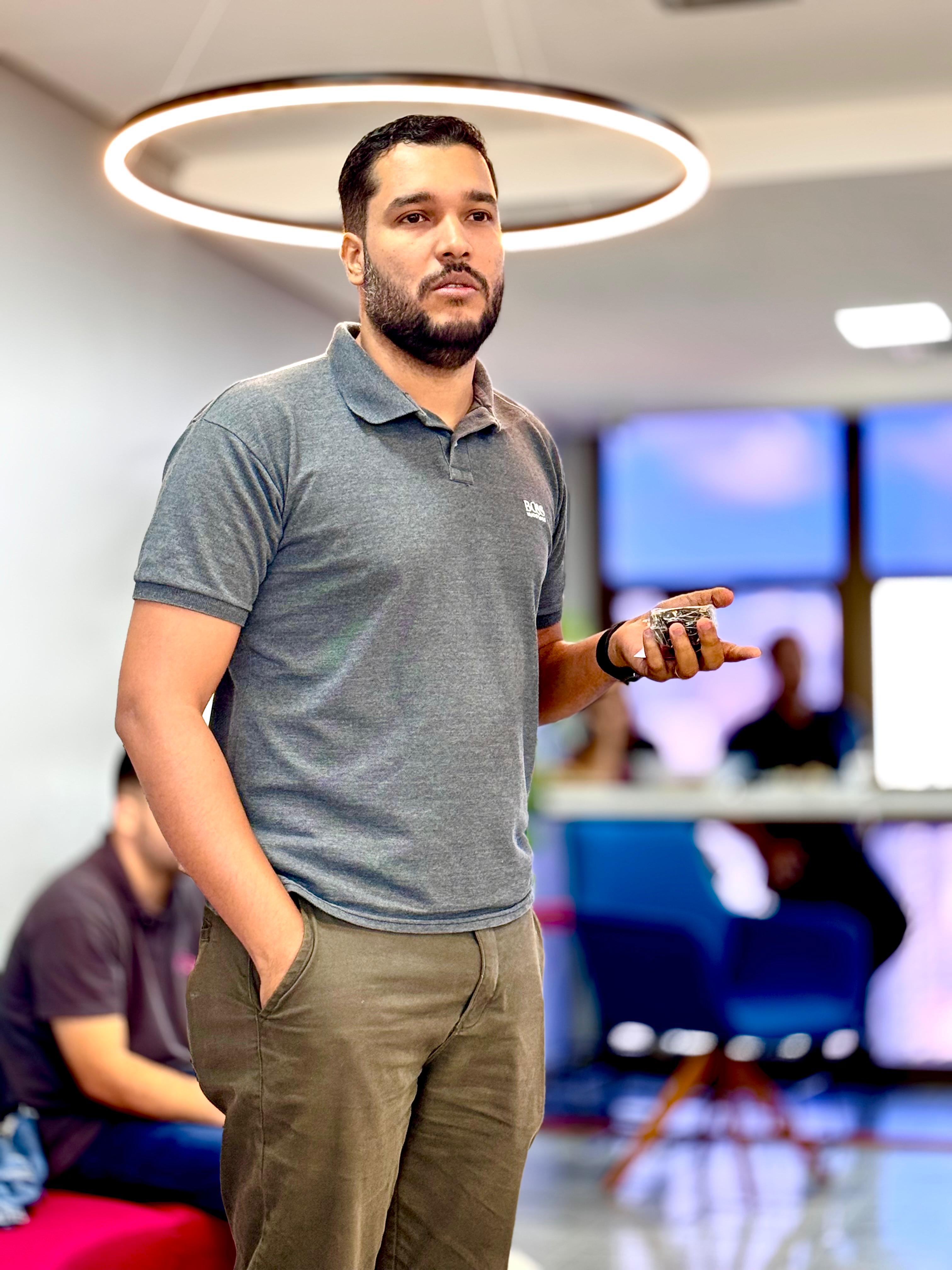 Natan Lopes durante uma apresentação, diante do público