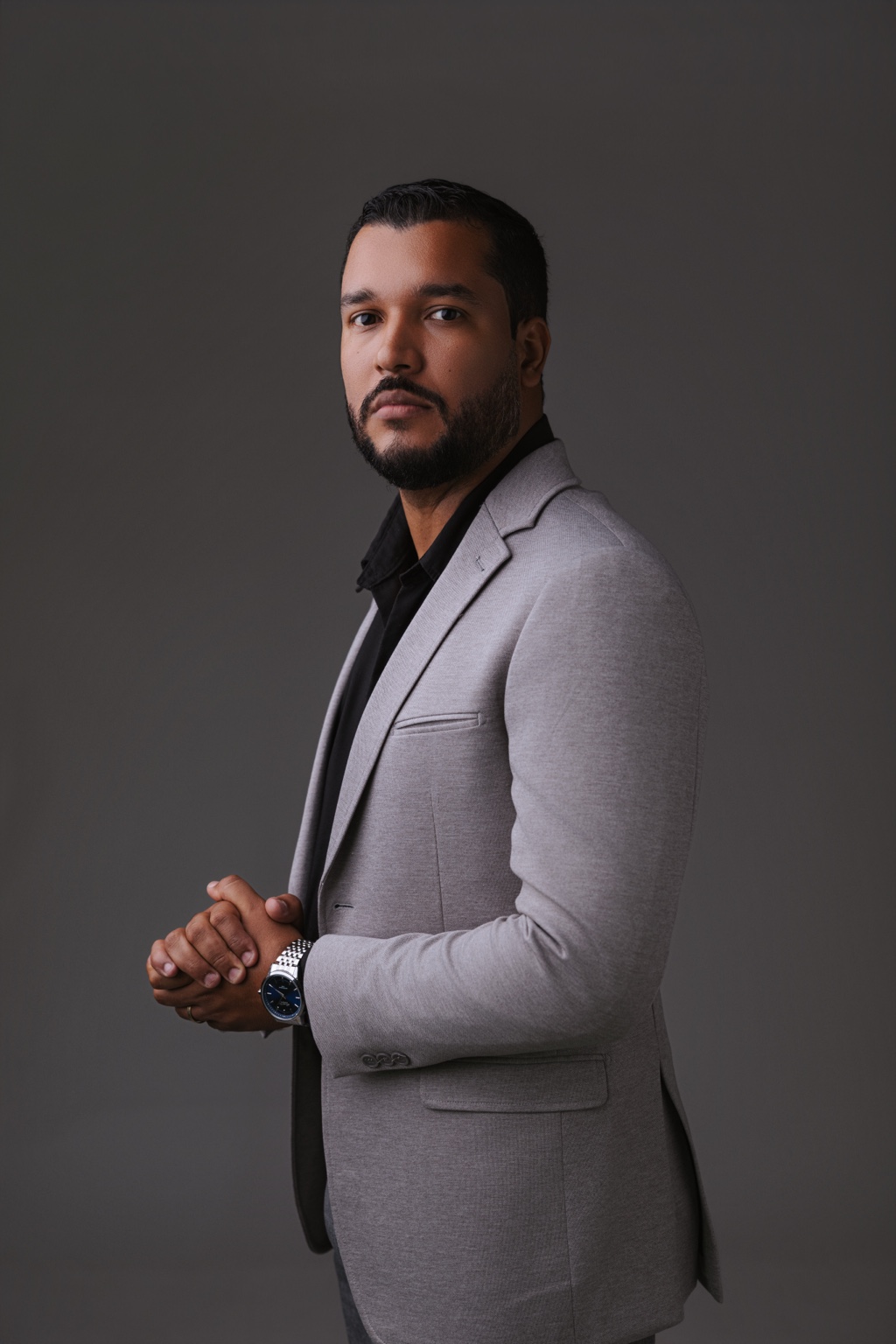 Natan Lopes em retrato profissional, com blazer cinza