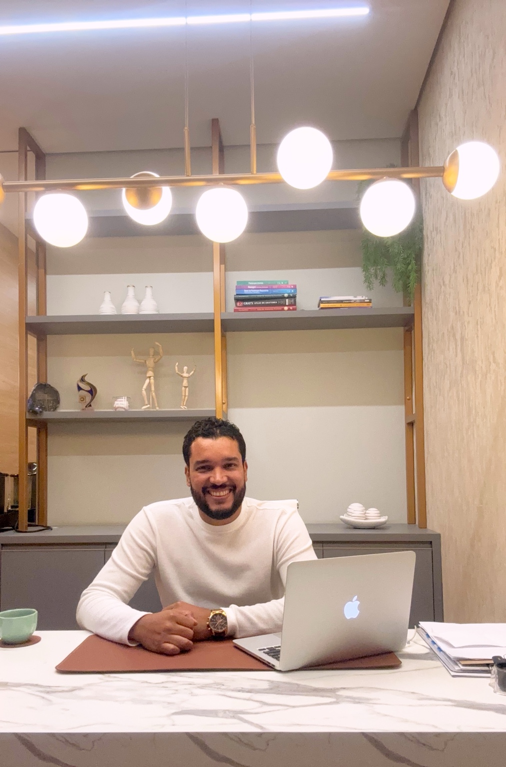 Natan Lopes em seu consultório, sentado à mesa