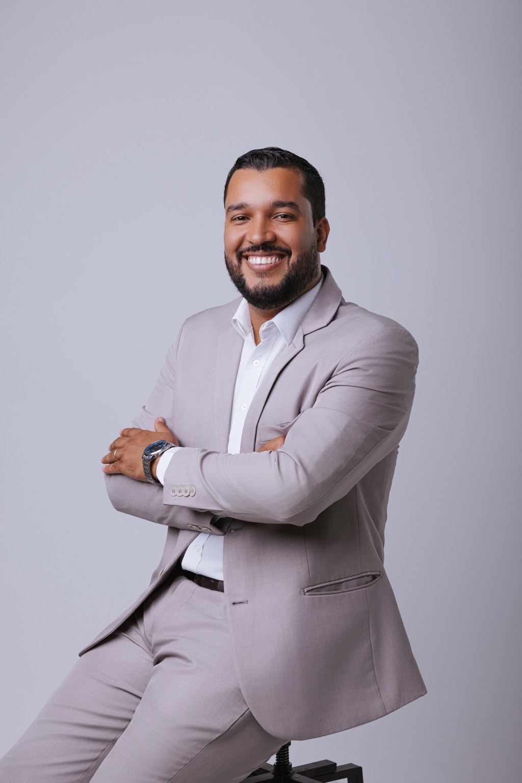 Natan Lopes em retrato profissional, com terno claro